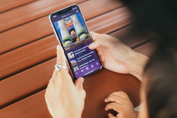 モデル・忍舞さんの「Spotify Kids」で楽しむ親子時間。キッズ向けプレイリストで、もっとハッピーに