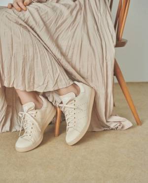 emmiからソールまでベージュのワントーンでまとめたスタンスミス別注モデルを発売