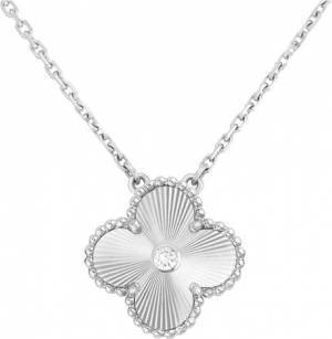 今年はホワイトゴールドを纏った幸運のシンボル。ヴァン クリーフ＆アーペルのホリデーシーズン限定ペンダント発売