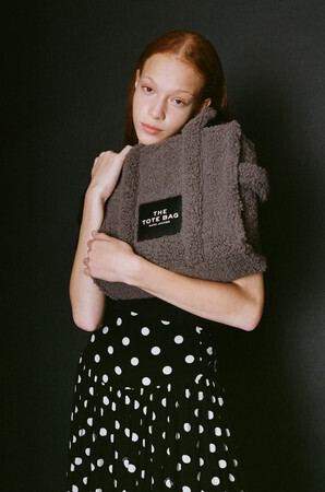 テディベアのようにフワフワ&モコモコ。THE MARC JACOBSの「ザ トート バッグ」から新作が登場