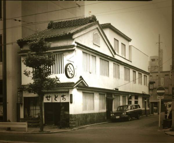 老舗和菓子屋 築地ちとせのみたらしあん入りのもっちり杵つき餅の食感を楽しめる「東京屋台餅」 発売