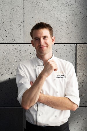 クリスマスの空をイメージした2種のケーキ。コンラッド大阪のクリスマスケーキ