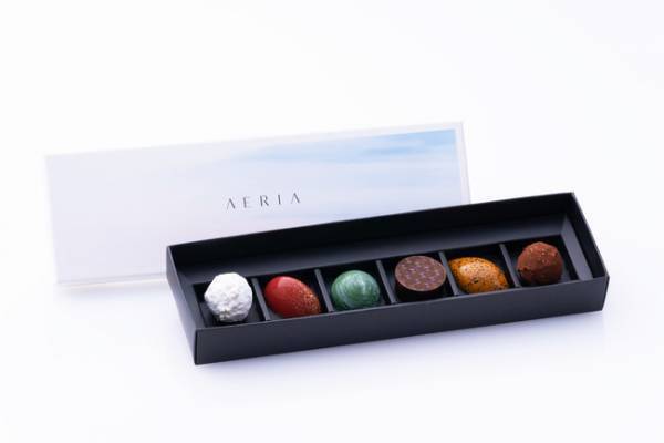 クリスマスの空をイメージした2種のケーキ。コンラッド大阪のクリスマスケーキ