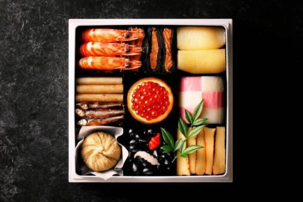 大晦日と元日の2日間に渡って楽しめる3つのお重。DEAN & DELUCAとっておきのおせちの予約開始