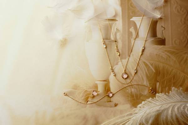 アガットから大空へはばたく羽をモチーフにした2020冬の新作コレクションが登場