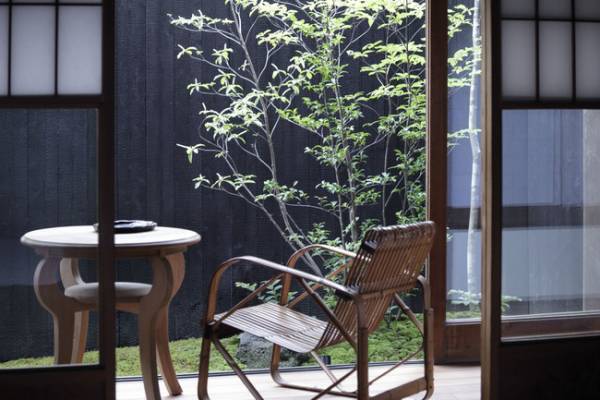 1日1組限定宿泊「MARUYOHOTEL Semba」開業! 現代アートと古美術、工芸の融合する古くて新しい宿