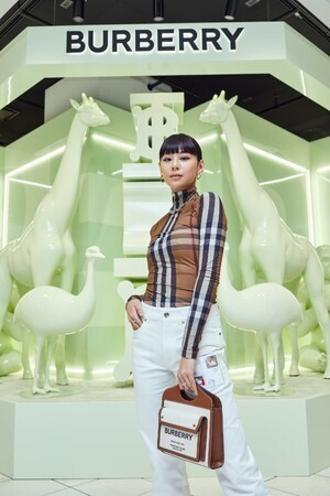 バーバリーが新作レザーグッズにフィーチャーしたポップアップ「バーバリー アニマルキングダム」を伊勢丹新宿店で開催