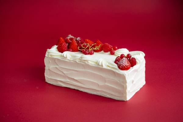 渋谷のパティスリー ミーガン バー&パティスリー人気のチーズケーキが雪景色をイメージしたクリスマスケーキに