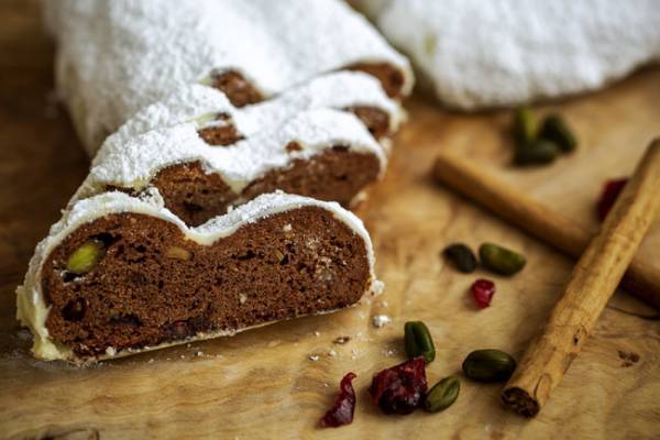 渋谷のパティスリー ミーガン バー&パティスリー人気のチーズケーキが雪景色をイメージしたクリスマスケーキに