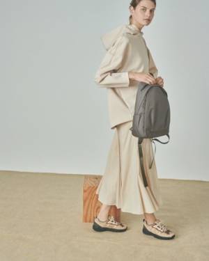 アーバンアウトドアを意識したカラーリングとマテリアル。emmi が le coq sportif の別注スニーカーを発売