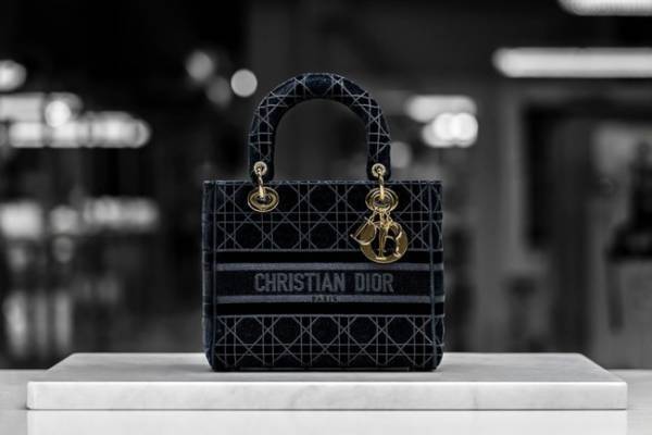 ディオール「レディ ディーライト」の最新作がベルベット仕様で登場