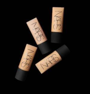 NARSの青木睦が原宿からTwitter LIVEをお届け! 同日発売の新商品レビューやアイメイクのポイントを解説