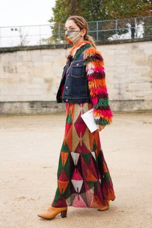 足元はロングブーツ一択! 「肌を見せない」スタイリングがキーワード【パリスナップ】