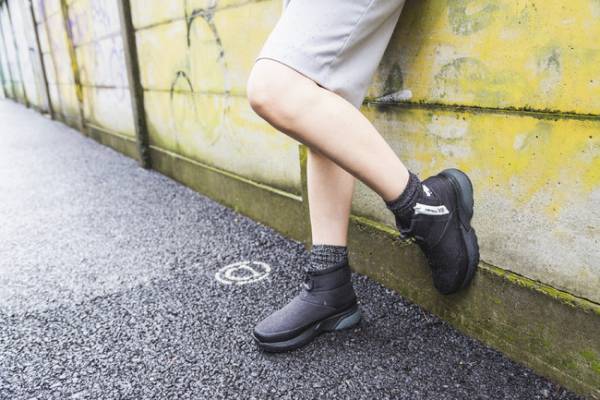 デサントならではの機能性! 冬のトレンドのショートブーツがatmos別注で登場