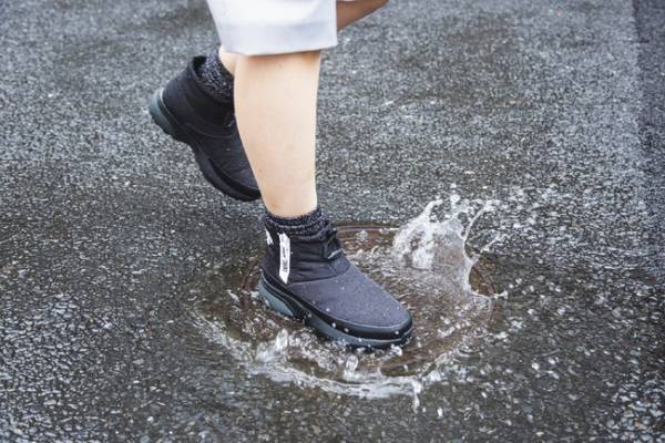 デサントならではの機能性! 冬のトレンドのショートブーツがatmos別注で登場