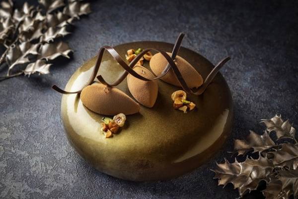 ヒルトン名古屋 今年のスペシャリテはルージュのブッシュドノエル