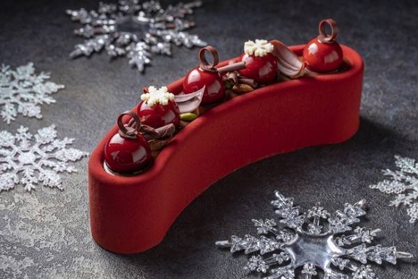 ヒルトン名古屋 今年のスペシャリテはルージュのブッシュドノエル