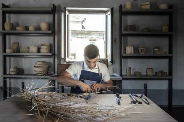 フェンディがアイコニックな「バゲット」バッグを通して称えるイタリアのクラフツマンシップ