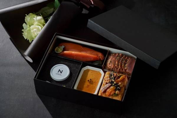 こぼれ落ちそうなほどベリー類をふんだんに。コンラッド東京のクリスマスケーキ