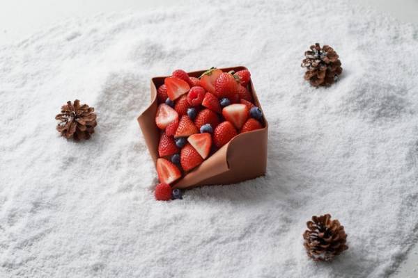 こぼれ落ちそうなほどベリー類をふんだんに。コンラッド東京のクリスマスケーキ