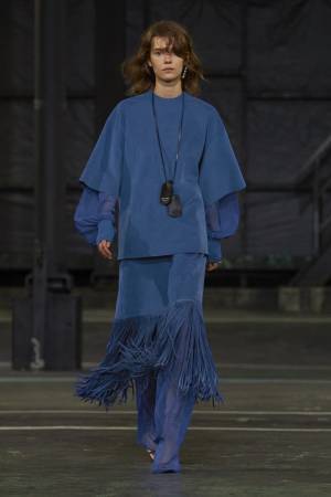 シンプルに強く揺らすHYKE2021春夏コレクションのフェミニティ