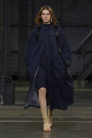 シンプルに強く揺らすHYKE2021春夏コレクションのフェミニティ