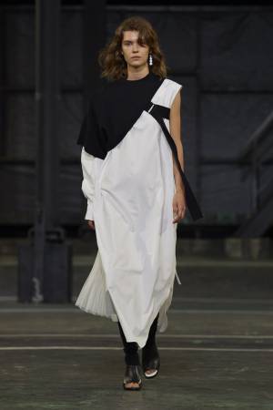 シンプルに強く揺らすHYKE2021春夏コレクションのフェミニティ