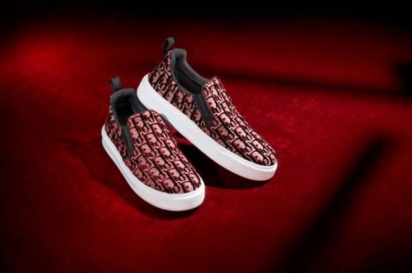 1足あたり15万以上のステッチ。ディオールからベルベット仕立ての最旬スニーカーが登場