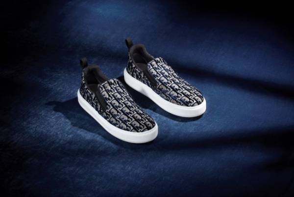 1足あたり15万以上のステッチ。ディオールからベルベット仕立ての最旬スニーカーが登場