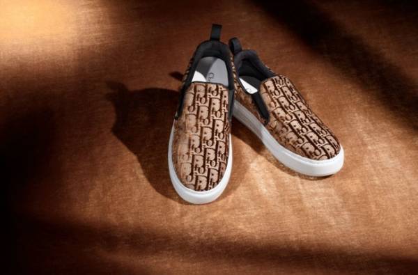 1足あたり15万以上のステッチ。ディオールからベルベット仕立ての最旬スニーカーが登場