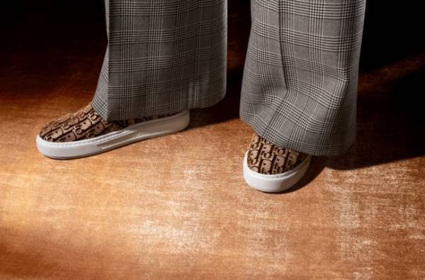 1足あたり15万以上のステッチ。ディオールからベルベット仕立ての最旬スニーカーが登場