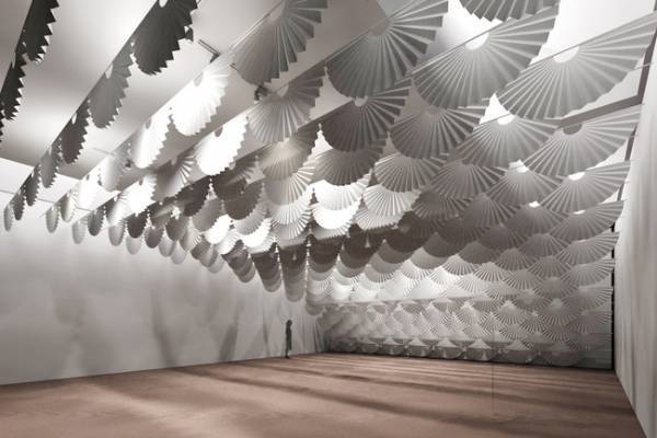 須藤玲子の代表作「扇の舞」も国内初公開。茨城県近代美術館で茨城にゆかりのある現役作家を紹介する個展開催