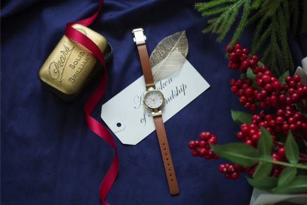 手元をやさしく彩るニュアンスカラーの腕時計。TiCTAC別注のアニエスベーウオッチ