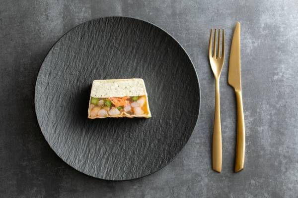 日々の暮らしで楽しむ芸術。イタリアのホームウエアブランド「ブガッティ」のカトラリーが日本デビュー