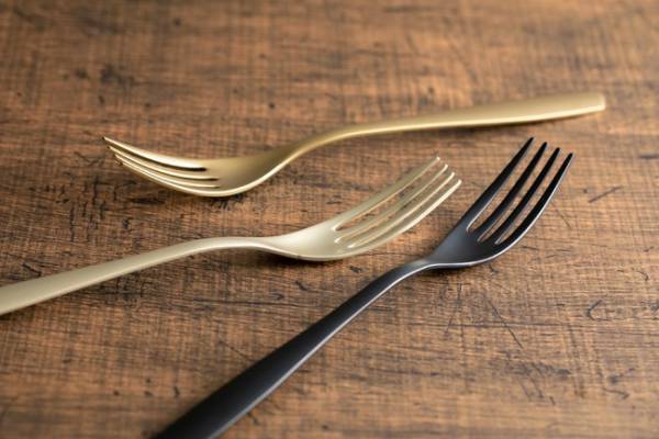 日々の暮らしで楽しむ芸術。イタリアのホームウエアブランド「ブガッティ」のカトラリーが日本デビュー