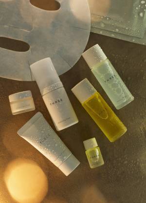 THREEの2020ホリデーコレクション、グラムに輝くメイクアップパレット。限定スキンケアキットも