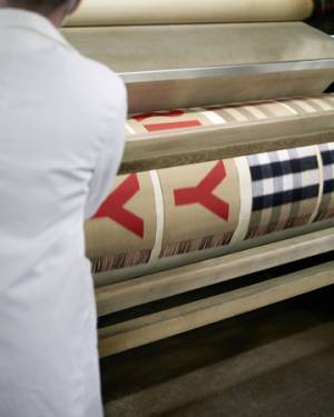 プロセスのすべてに卓越した職人の技術。バーバリー カシミア クラフトマンシップ