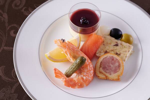 ご自宅のテーブルを華やかに彩るホテルオークラ東京ベイのクリスマスケーキ