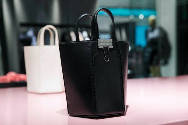 オフ-ホワイト、ウィメンズコレクションのみを扱うショップが新宿伊勢丹にオープン!