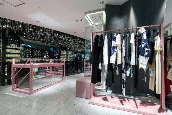 オフ-ホワイト、ウィメンズコレクションのみを扱うショップが新宿伊勢丹にオープン!