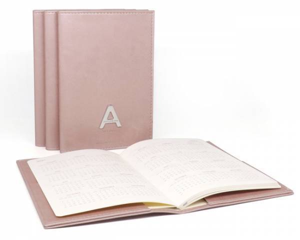 アンテプリマから秋冬コレクションの新作「ピエーガ」が登場。期間限定のキャンペーンも開催