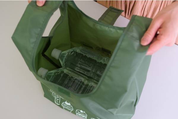 幅広マチが使いやすい! 銀座コージーコーナーからケーキ箱がすっぽり入るオリジナル エコバッグが登場