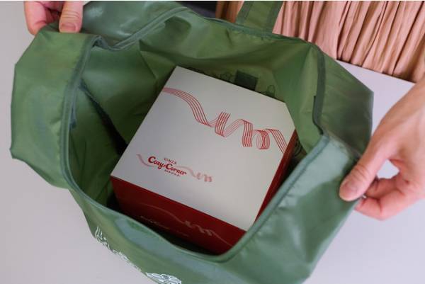幅広マチが使いやすい! 銀座コージーコーナーからケーキ箱がすっぽり入るオリジナル エコバッグが登場