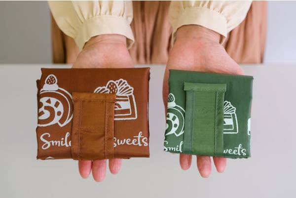 幅広マチが使いやすい! 銀座コージーコーナーからケーキ箱がすっぽり入るオリジナル エコバッグが登場