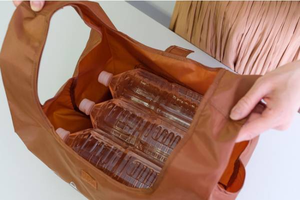 幅広マチが使いやすい! 銀座コージーコーナーからケーキ箱がすっぽり入るオリジナル エコバッグが登場