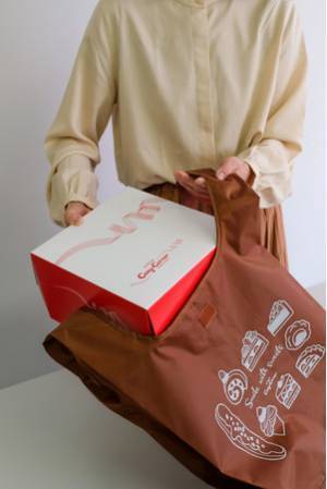 幅広マチが使いやすい! 銀座コージーコーナーからケーキ箱がすっぽり入るオリジナル エコバッグが登場