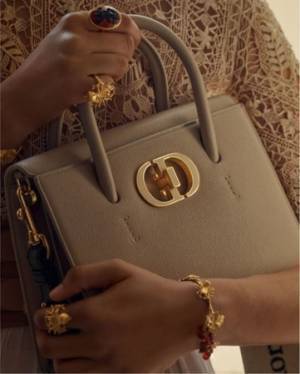 タイムレスなエレガンスを体現。ディオールから新作のトートバッグが登場