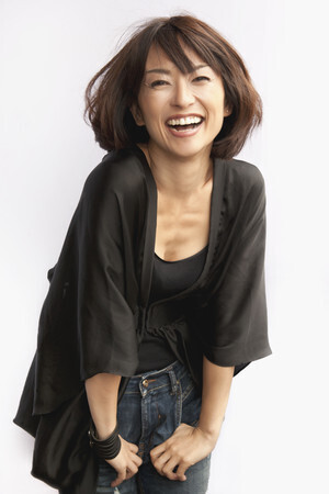 銀座の街がクリスマスイルミネーションで彩られる。銀座三越の「銀座シャンデリア」も点灯