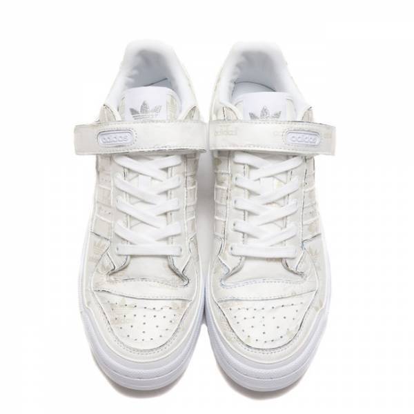 1984年誕生のバスケットボールシューズ「FORUM LOW」の別注モデルがアトモスから登場