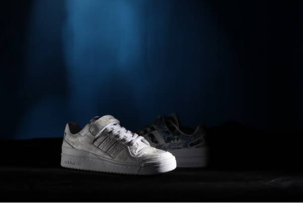 1984年誕生のバスケットボールシューズ「FORUM LOW」の別注モデルがアトモスから登場